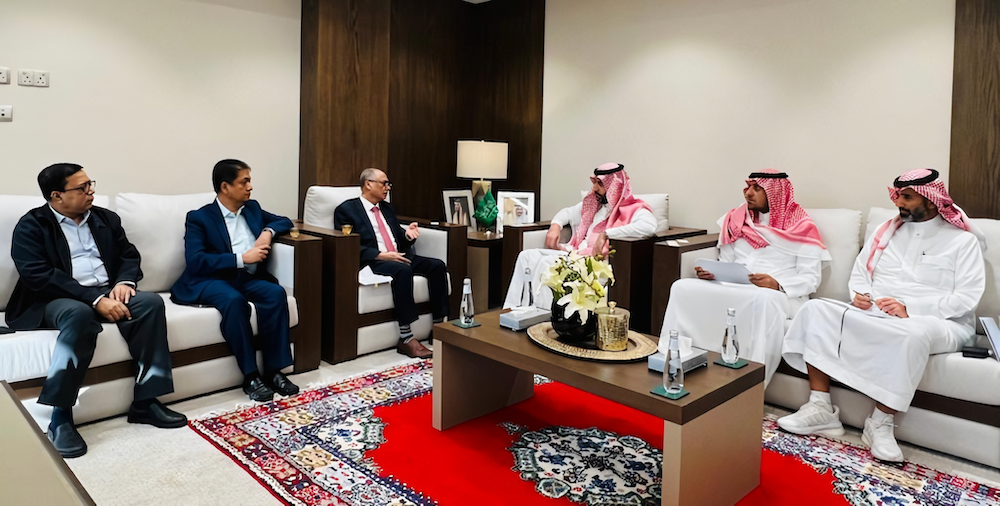 A Federation of Bangladesh Chambers of Commerce and Industry delegation meets Abdulrahman Al-Harbi, governor of the General Authority for Foreign Trade in Riyadh, Nov. 1, 2023. (FBCCI)