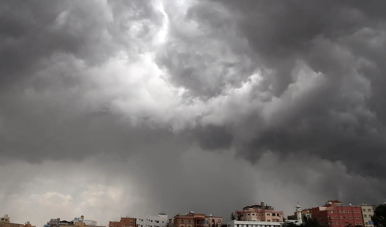 The General Directorate of Civil Defense called for the need for people to stay in safe places and away from areas where floodwaters accumulated. (SPA/File)