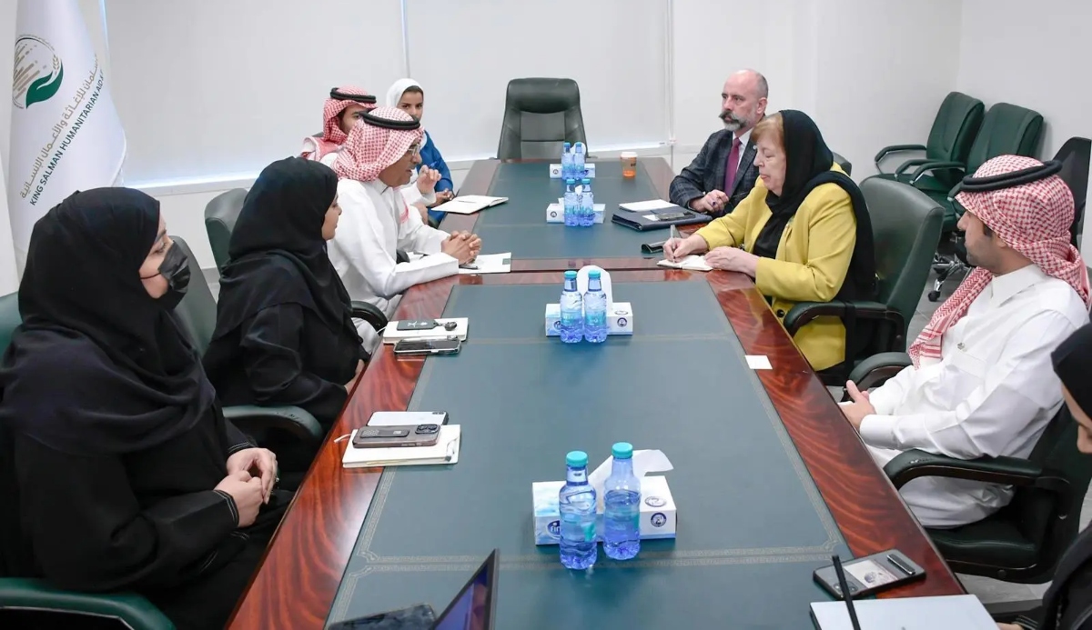The two discussed humanitarian and relief for children affected by armed conflicts. (SPA)