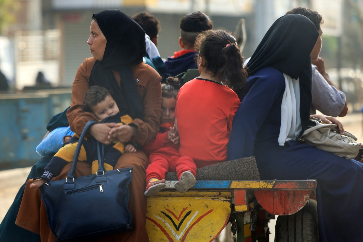 People in Khan Yunis in the southern Gaza Strip use donkey-drawn carts for transportation on Nov. 2, 2023, due fuel shortage amid Israel's siege and attacks on the Palestinian enclave. (AFP)
