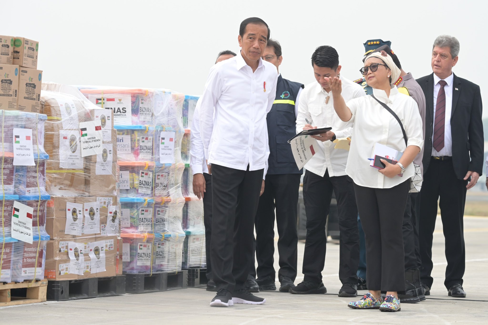 Indonesian President Joko Widodo and Foreign Minister Retno Marsudi oversee the dispatching of aid for Gaza, in Jakarta on Nov. 4, 2023. (Indonesian MoFA)