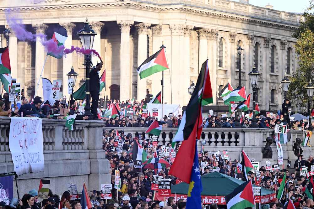 Protesters gather with placards and flags during the ‘London Rally For Palestine’ in Trafalgar Square, central London on Nov. 4, 2023. (AFP)