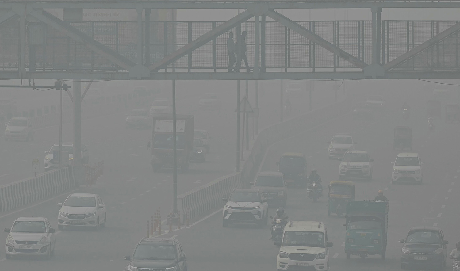 Commuters make their way along a road amid heavy smoggy conditions in New Delhi, India on November 5, 2023. (AFP)