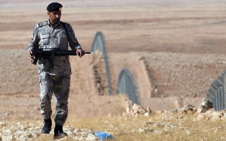 A Saudi border guard patrols along the Iraqi border, Arar, Saudi Arabia, Feb. 23, 2015. (AFP)