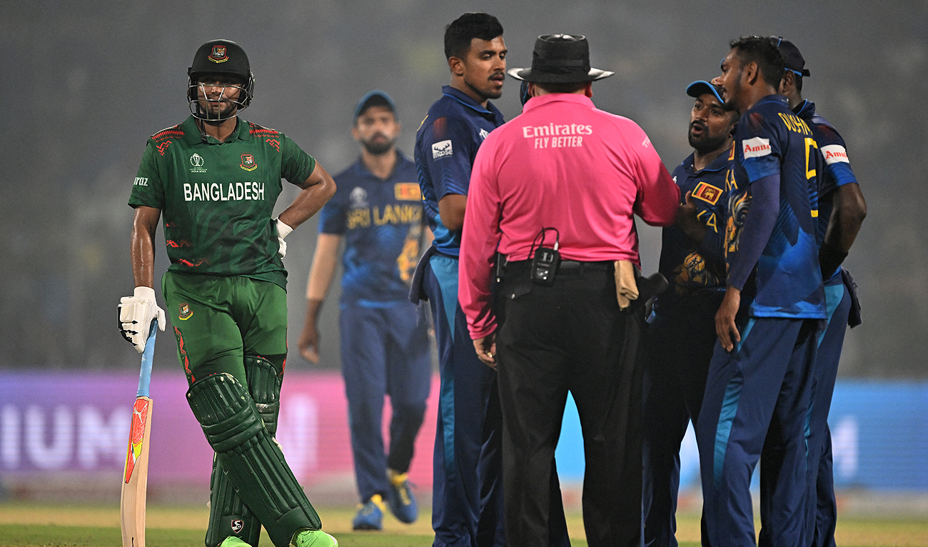 Sri Lanka's players speak with the umpire as Bangladesh's captain Shakib Al Hasan (L) watches during the 2023 ICC Men's Cricket World Cup one-day international (ODI) match between Bangladesh and Sri Lanka at the Arun Jaitley Stadium in New Delhi on November 6, 2023. (AFP)