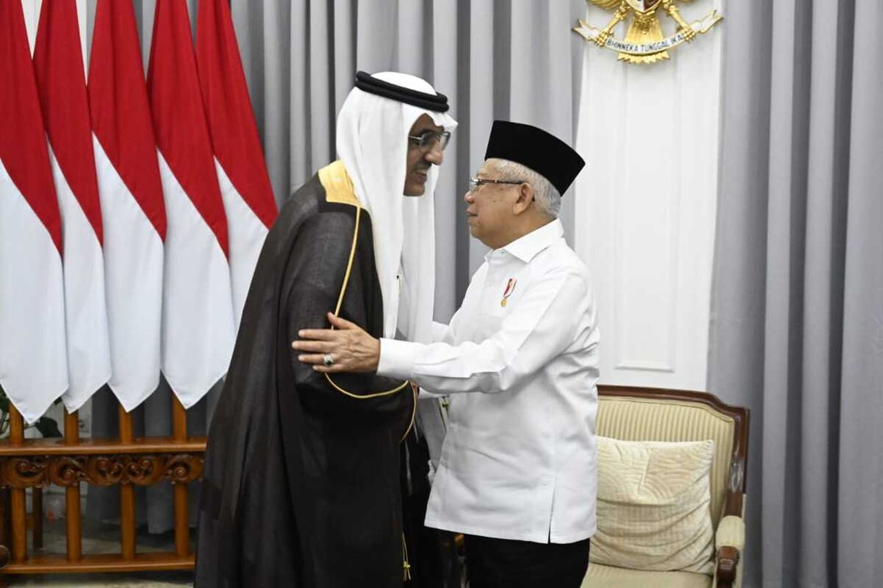 Saudi Ambassador to Indonesia Faisal Abdullah Amodi, left, greets Indonesian Vice President Ma’ruf Amin ahead of a meeting in Jakarta on Nov. 7, 2023. (Vice Presidential Secretariat)