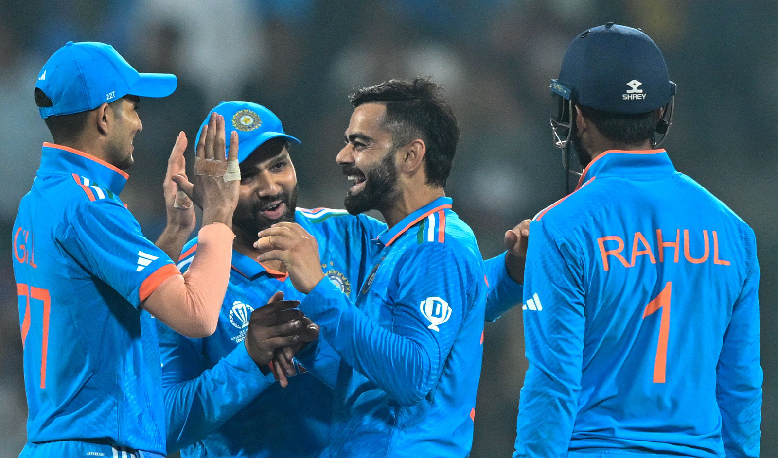 India's Virat Kohli (2R) celebrates with Shubman Gill (L), captain Rohit Sharma (2L) and KL Rahul after taking the wicket of Netherlands' captain Scott Edwards during the 2023 ICC Men's Cricket World Cup one-day international (ODI) match between India and Netherlands at the M. Chinnaswamy Stadium in Bengaluru, India, on November 12, 2023. (AFP)