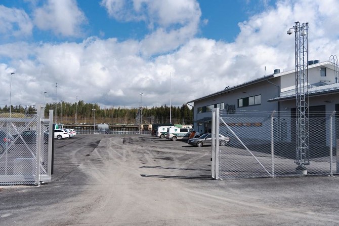 Further groups of asylum seekers arrived on Wednesday at Finland’s southeastern border via Russia, part of a sudden surge that the president said appeared to be Russian revenge for his country’s defense cooperation with the United States. (AFP)