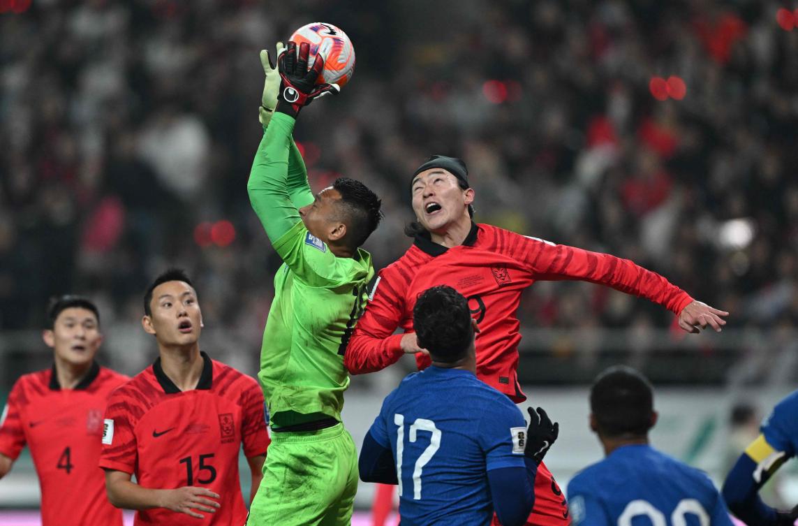 South Korea’s forward Cho Gue-sung (R) fights for the ball with Singapore’s goalkeeper Hassan Abdullah Sunny during their 2026 World Cup qualification match in Seoul on Nov. 16, 2023. (AFP)