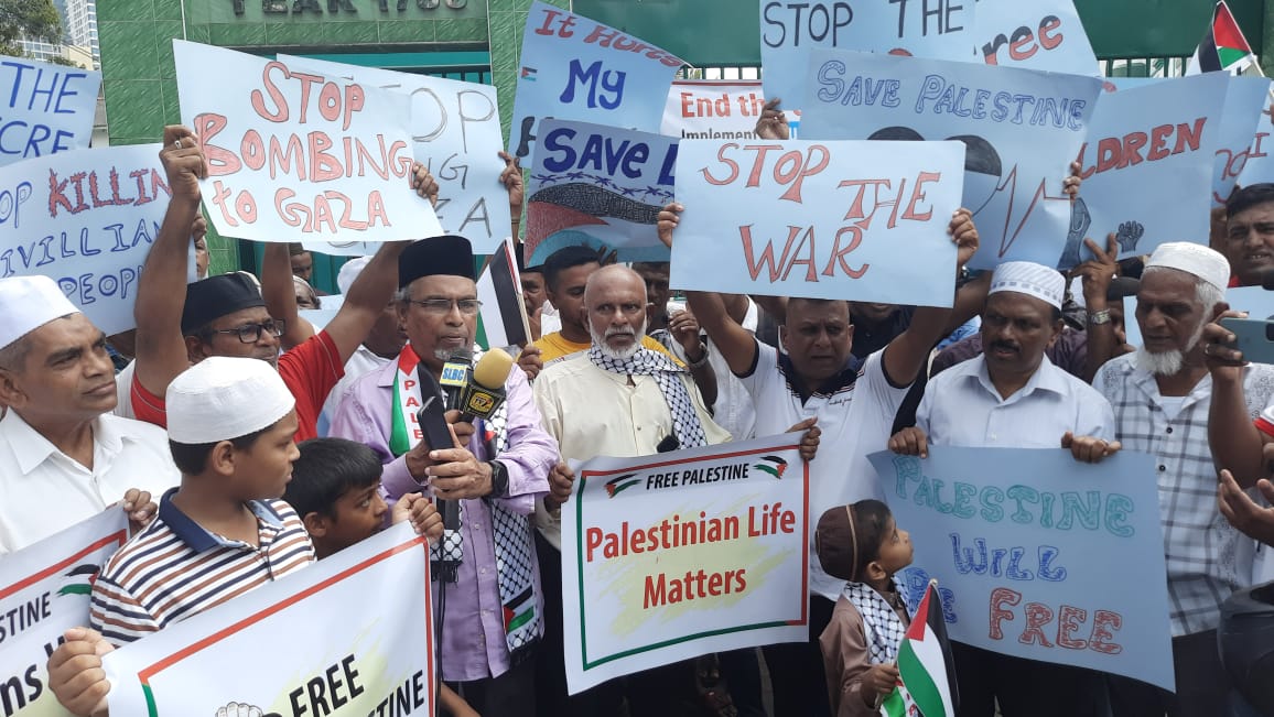 Sri Lankan Muslims protest in solidarity with Gaza in front of Wekanda Mosque in Colombo on Nov. 17, 2023. (AN Photo)