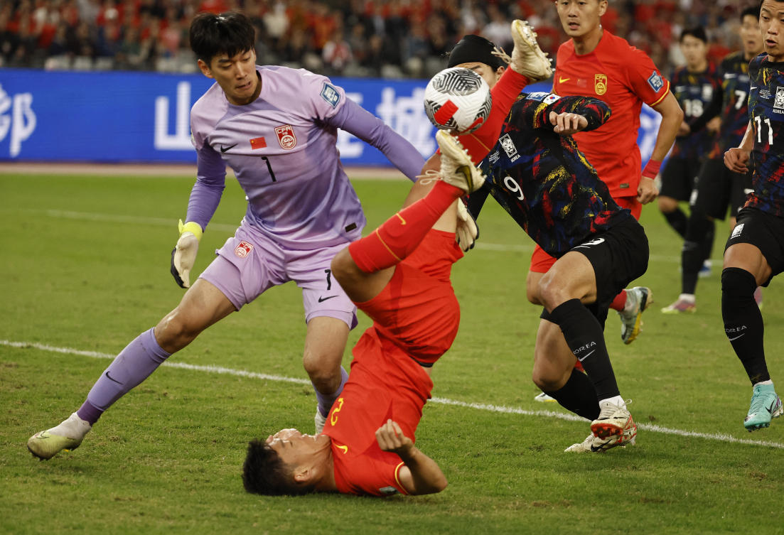 Republic of Korea's Cho Gue-Sung in action with China's Yan Junling and Zhu Chenjie during their World Cup - AFC Qualifiers - Group C - at Shenzhen Universiade Sports Centre, Shenzhen, China on Nov. 21, 2023. (Reuters)