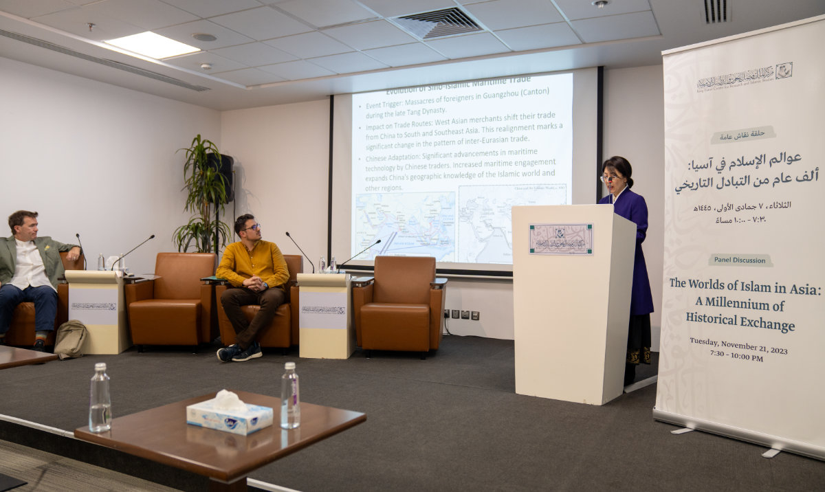 Hyunhee Park speaks during a panel discussion at King Faisal Center for Research and Islamic Studies in Riyadh on Tuesday. (AN photo by Huda Bashatah)