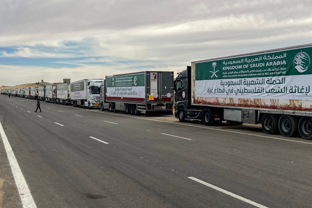 KSrelief launched Saudi Arabia’s first aid convoy to Gaza via the Rafah border crossing in Egypt this week, comprising 30 trucks loaded with food and shelter materials. (Supplied)
