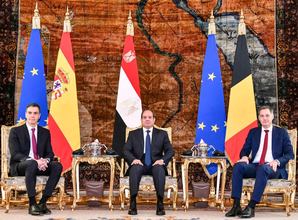 A handout picture released by the Egyptian Presidency on Nov. 24, 2023 shows Egyptian president Abdel Fattah El-Sisi meeting with Spanish Prime Minister Pedro Sanchez and Belgium Prime Minister Alexander De Croo at the Ittihadia presidential Palace in Cairo. (AFP)