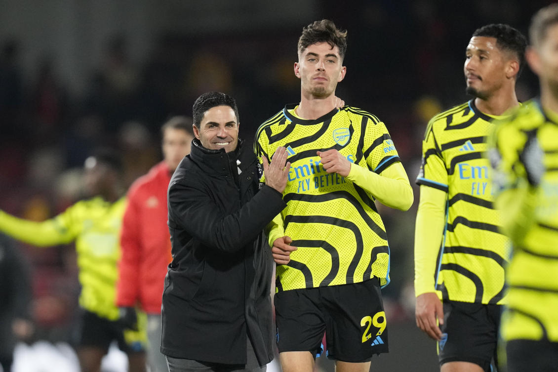 Arsenal’s manager Mikel Arteta celebrates with Kai Havertz at the end of their English Premier League match against Brentford at the Gtech Community stadium in London on Nov. 25, 2023. (AP)