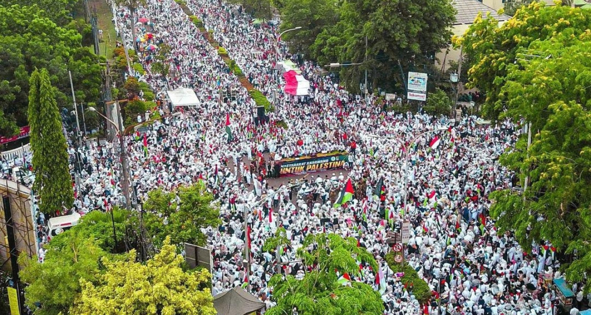 Thousands of Indonesians march in Karawang, West Java to show solidarity with Palestine on Nov. 26, 2023. (Cecep Jasim)
