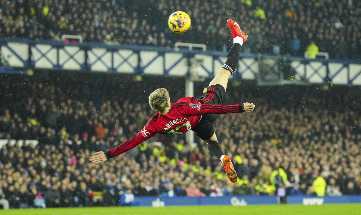 Manchester United's Alejandro Garnacho scores his side's first goal with a bicycle kick during their English Premier League soccer match against Everton at Goodison Park Stadium, in Liverpool, England, Sunday. (AP)