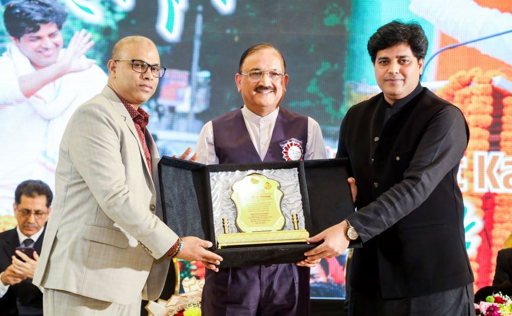 Politics and poetry: Imran Pratapgarhi delights crowds in Riyadh