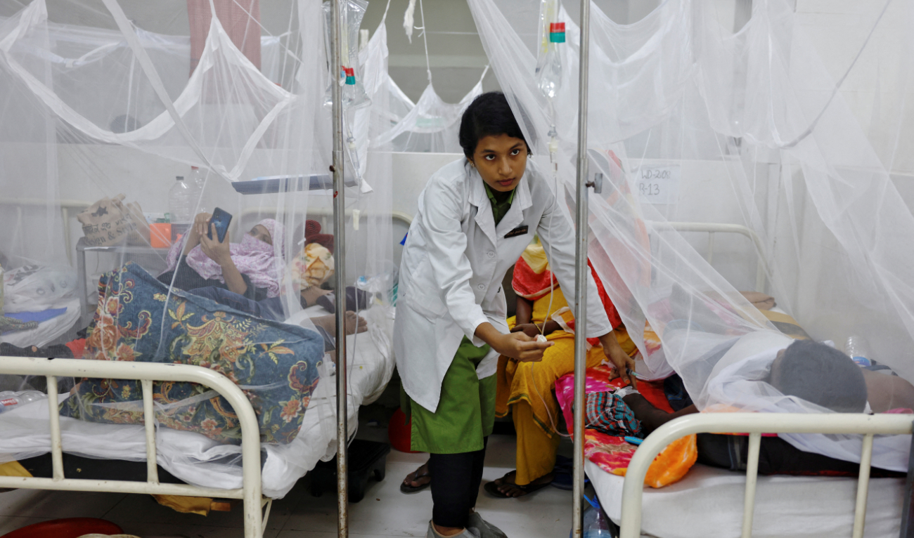 A nurse provides treatment to a dengue-infected patient at the Shaheed Suhrawardy Medical College and Hospital in Dhaka, Bangladesh on July 26, 2023. (Reuters/File)