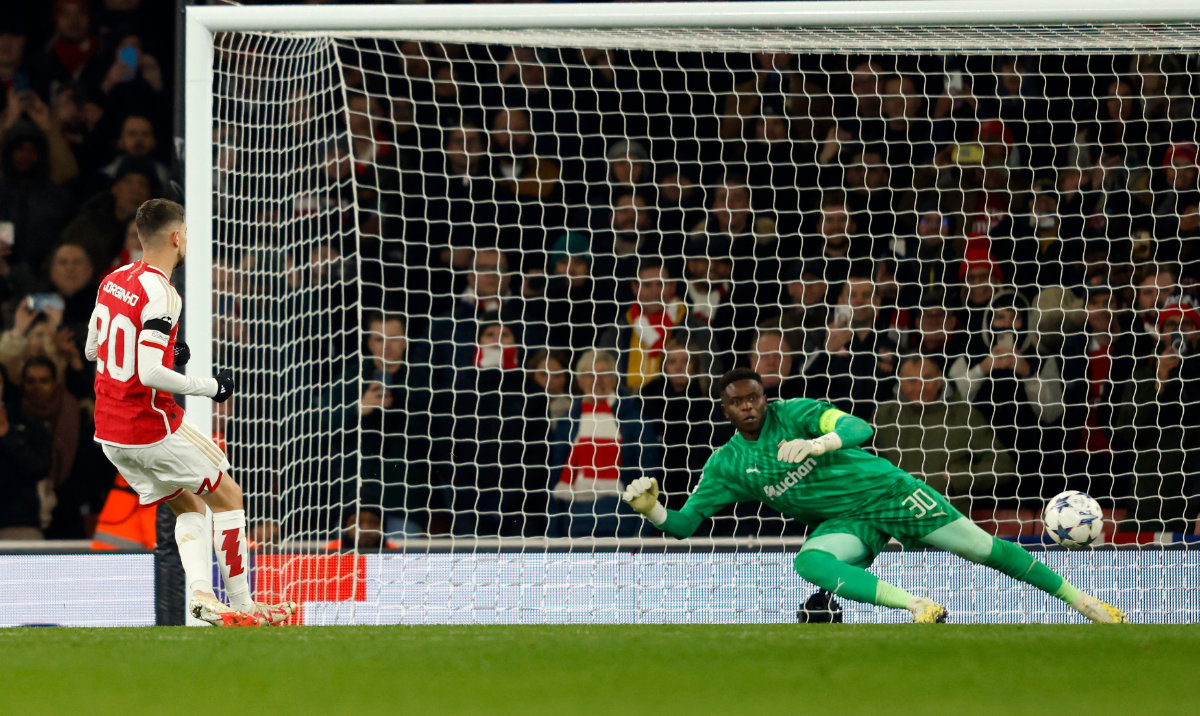 Arsenal's Italian midfielder Jorginho scores his team's sixth goal from a penalty past Lens' French goalkeeper Brice Samba during the UEFA Champions League Group B football match between Arsenal and RC Lens at the Arsenal Stadium in north London on Nov. 29, 2023. (AFP)