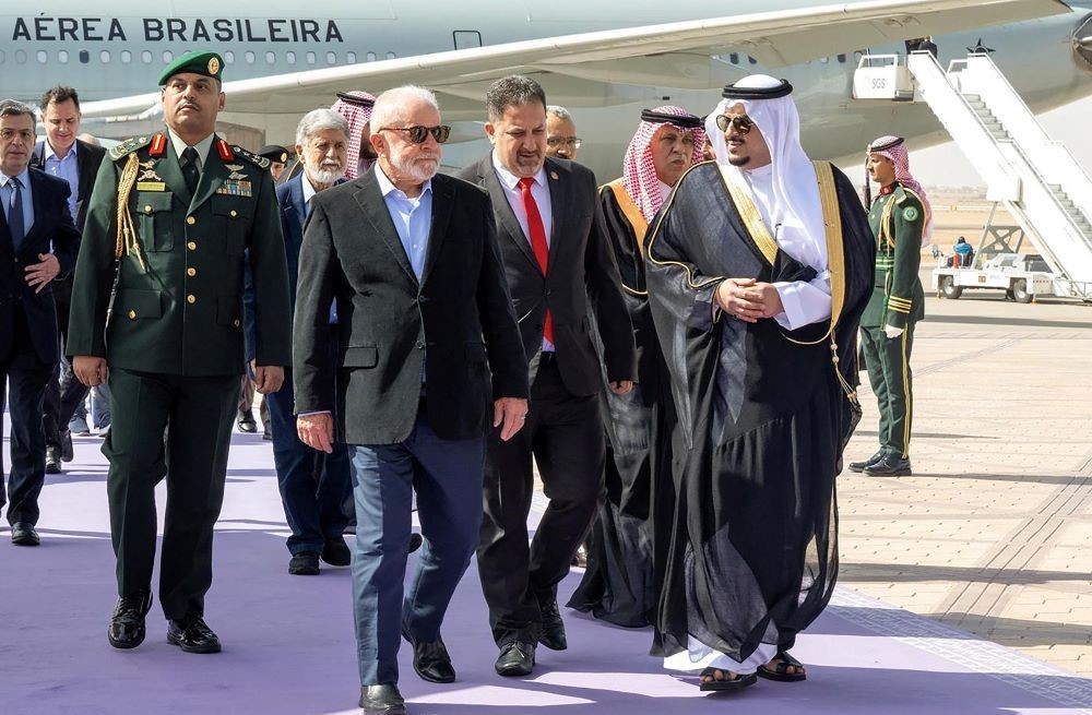 Deputy Governor of Riyadh Region Prince Mohammed bin Abdulrahman bin Abdulaziz welcomes Brazilian President Luiz Inacio Lula da Silva, Riyadh, Saudi Arabia, Nov. 28, 2023. (AFP)