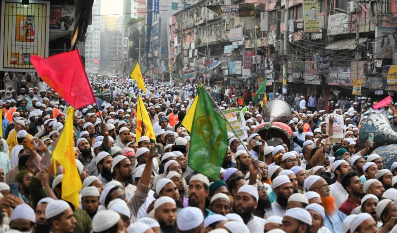 Islami Andolan Bangladesh party activists, on Nov. 15, march toward the election commission in Dhaka to protest the announcement of the general election date. (AFP)