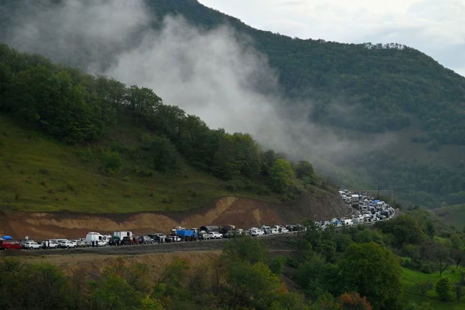 Vehicles carrying refugees from Nagorno-Karabakh queue on the road leading towards the Armenian border. Sept. 25, 2023(File/AFP)