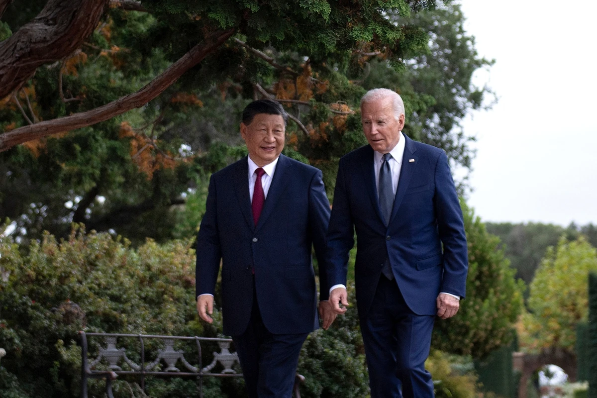US President Joe Biden (R) and Chinese President Xi Jinping walk together after a meeting in California. Nov. 15, 2023 (AFP)