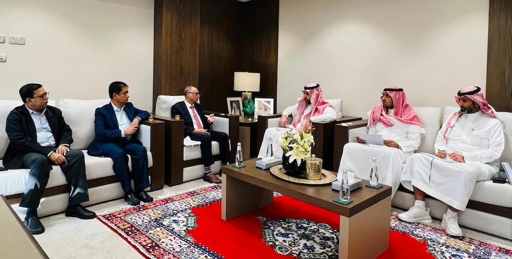 A Federation of Bangladesh Chambers of Commerce and Industry delegation meets Abdulrahman Al-Harbi, governor of the General Authority for Foreign Trade in Riyadh, Nov. 1, 2023. (FBCCI)