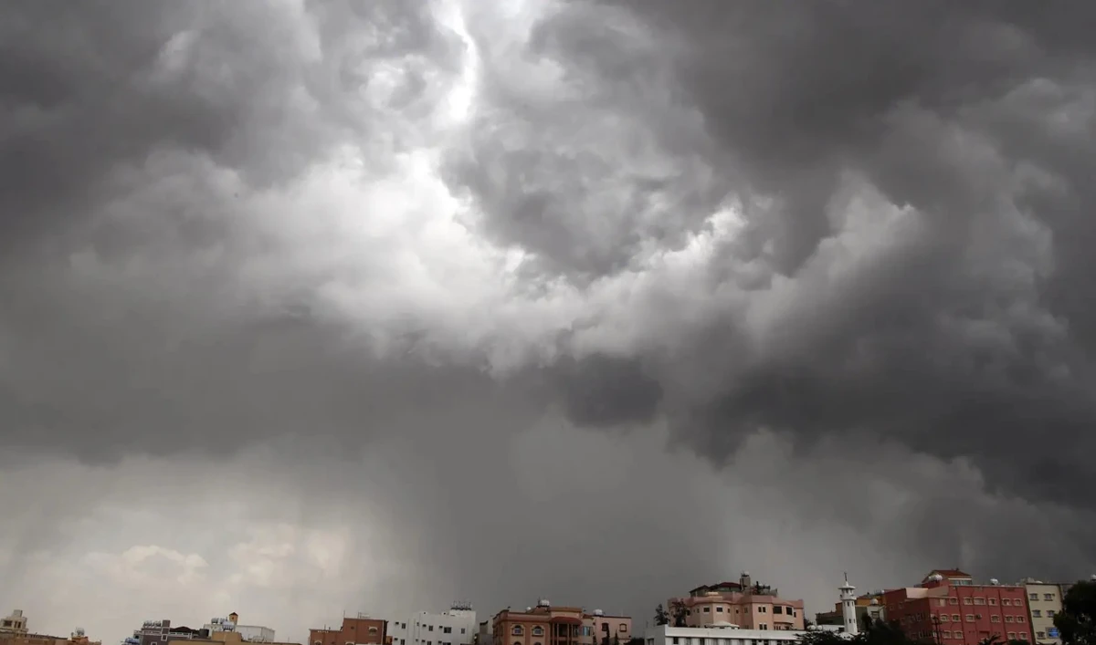 The General Directorate of Civil Defense called for the need for people to stay in safe places and away from areas where floodwaters accumulated. (SPA/File)