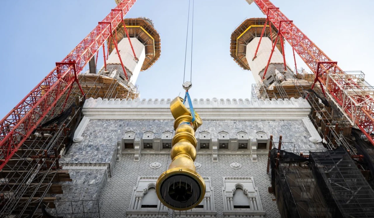 Final crescent installed on Grand Mosque’s minarets