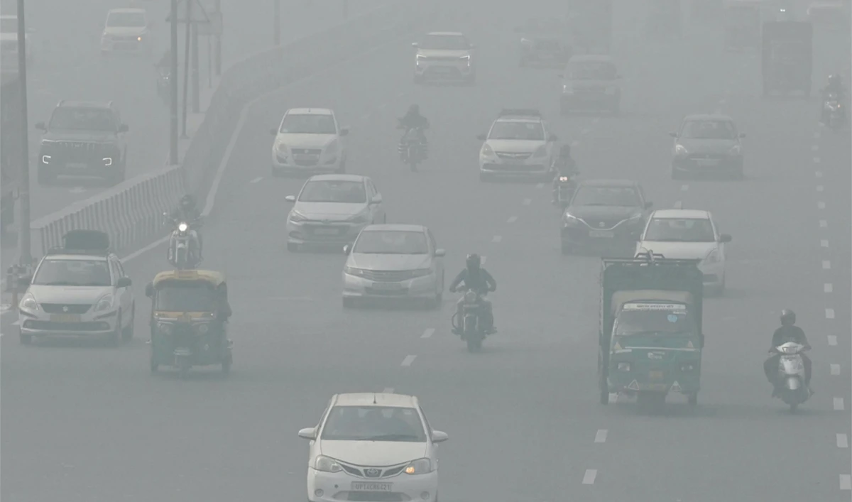 Commuters drive amid heavy smoggy conditions in New Delhi on Sunday. (AFP)