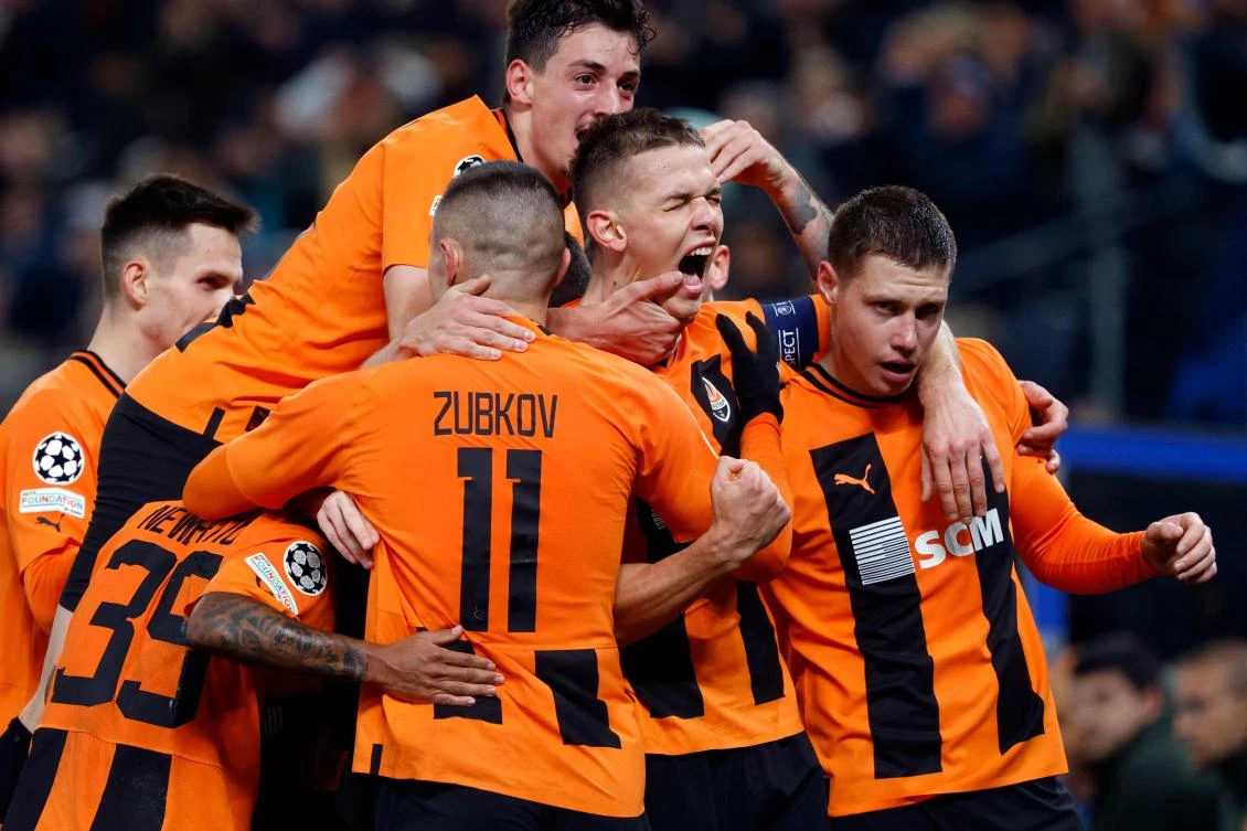Shakhtar Donetsk's players celebrate the opening goal by Ukrainian forward Danylo Sikan (2R) during their UEFA Champions League Group H match against FC Barcelona in Hamburg on Nov. 7, 2023. (AFP)