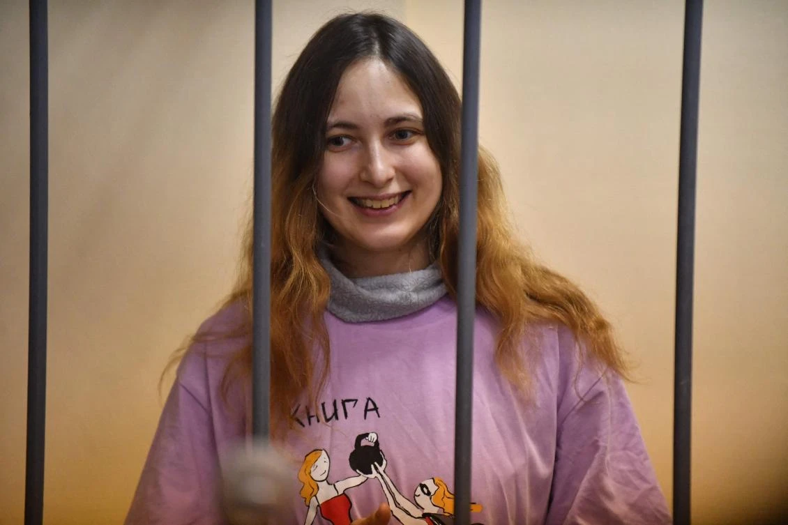 Russian prosecutors demanded an eight-year prison sentence on Nov. 8, 2023, for artist Sasha Skochilenko, who last year swapped supermarket price tags for statements criticizing Moscow’s military offensive in Ukraine. (AFP)