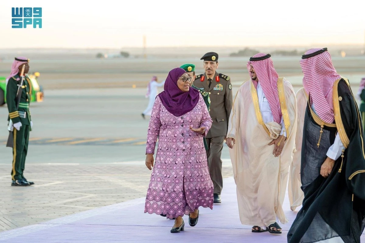 Tanzanian President Samia Suluhu Hassan and Riyadh Deputy Gov. Prince Mohammed bin Abdulrahman at King Khalid International Airport in Riyadh. (SPA)