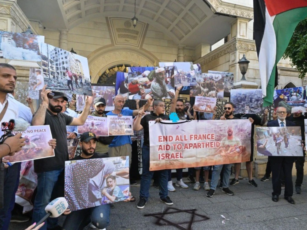 Dozens of people protesting in front of Dar Al-Fatwa in Beirut on Thursday, forcing the US Ambassador to Lebanon, Dorothy Shea, to postpone a planned visit to the country’s Grand Mufti Sheikh Abdel Latif Derian. (X/@LynnnnnKhatib)