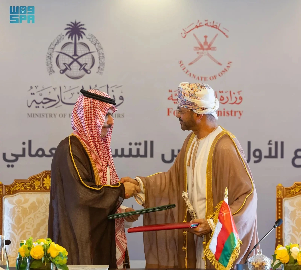 Saudi Foreign Minister Prince Faisal bin Farhan and his Omani counterpart Sayyid Badr Al-Busaidi. (SPA)