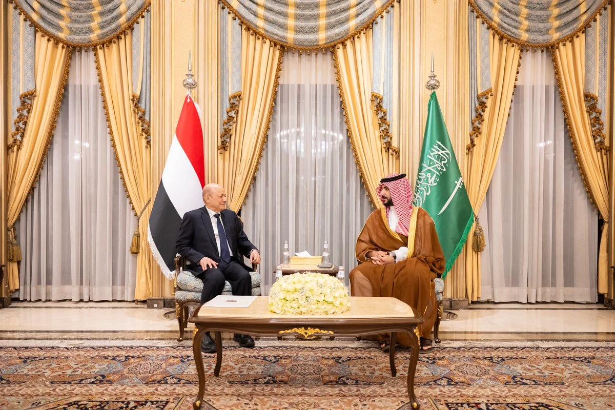 Saudi Defense Minister Prince Khalid bin Salman and Chairman of the Yemeni Presidential Leadership Council Rashad Al-Alimi. (X/kbsalsaud)
