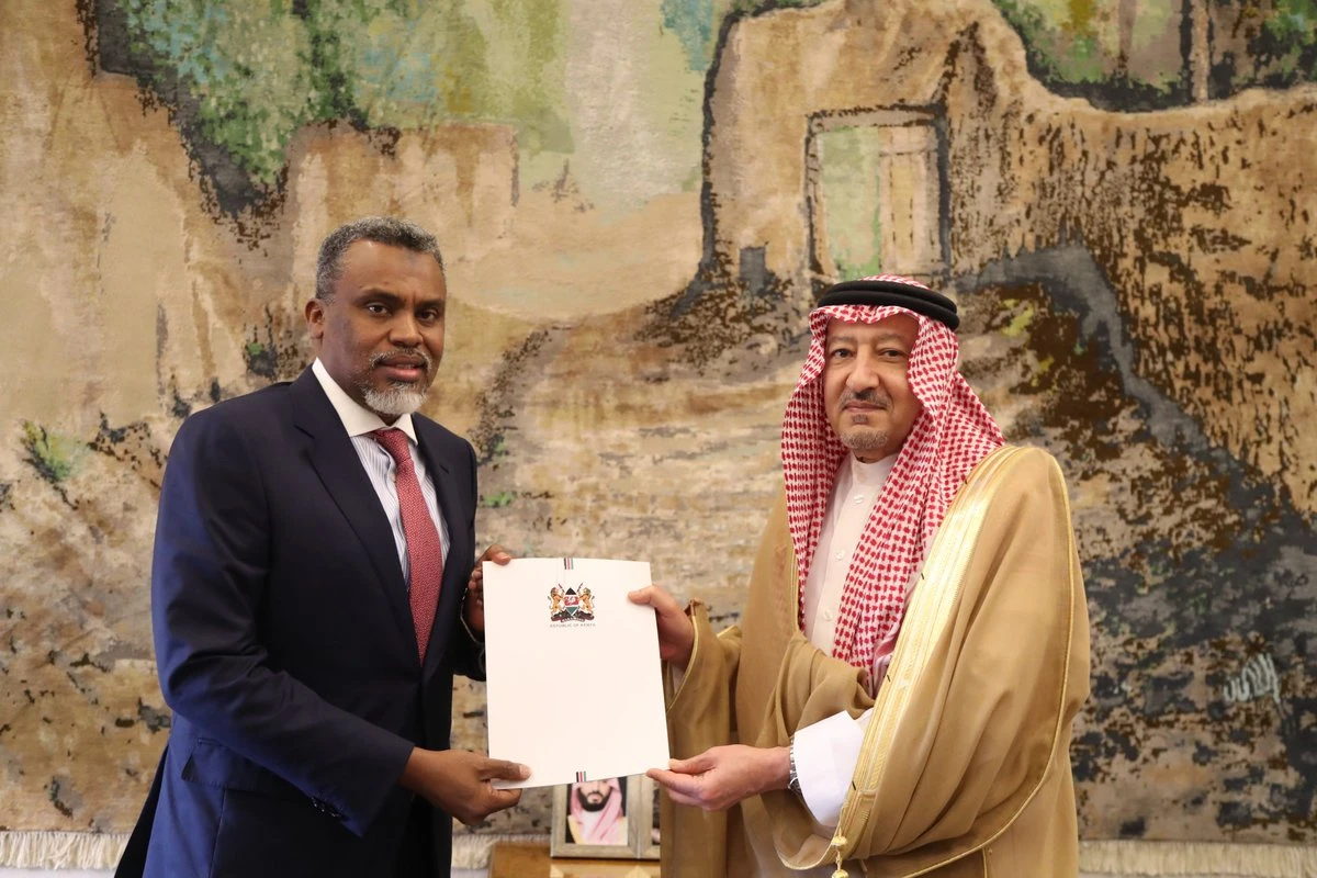 Saudi Deputy Minister of Foreign Affairs Waleed Al-Khuraiji and the Special Envoy of the Kenyan President Noureddine Mohammad Hajj. (SPA)