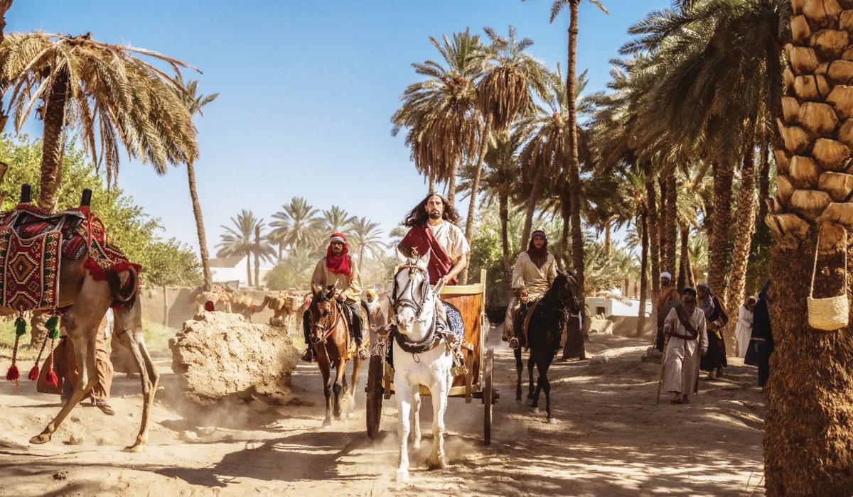 The Ancient Kingdoms Festival in AlUla was organized by AlUla Moments and is being held until Dec. 2. Below: Festival activities include a three-part experience at Jabal Ikmah that includes a workshop and light projection show. (Supplied)