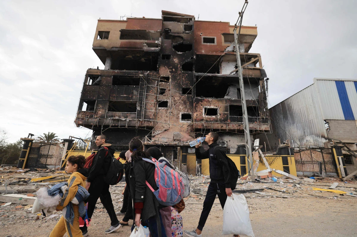 Palestinians fleeing the fighting in war-torn Gaza walk on Salaheddine road in the Zeitoun district of the southern part of the Gaza Strip on November 19, 2023, as battles between Israel and the Hamas movement continue. (AFP)