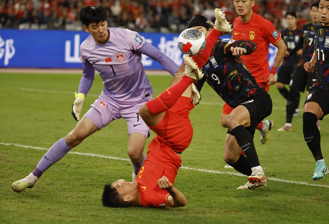 Republic of Korea's Cho Gue-Sung in action with China's Yan Junling and Zhu Chenjie during their World Cup - AFC Qualifiers - Group C - at Shenzhen Universiade Sports Centre, Shenzhen, China on Nov. 21, 2023. (Reuters)