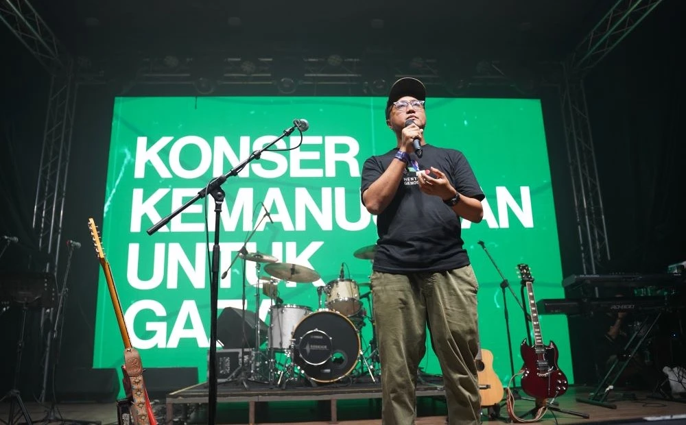 Wendi Putranto of M Bloc Foundation, which organized the Humanitarian Concert for Gaza, speaks to the audience at the opening concert, Jakarta, Indonesia, Nov. 21, 2023. (M Bloc Space)