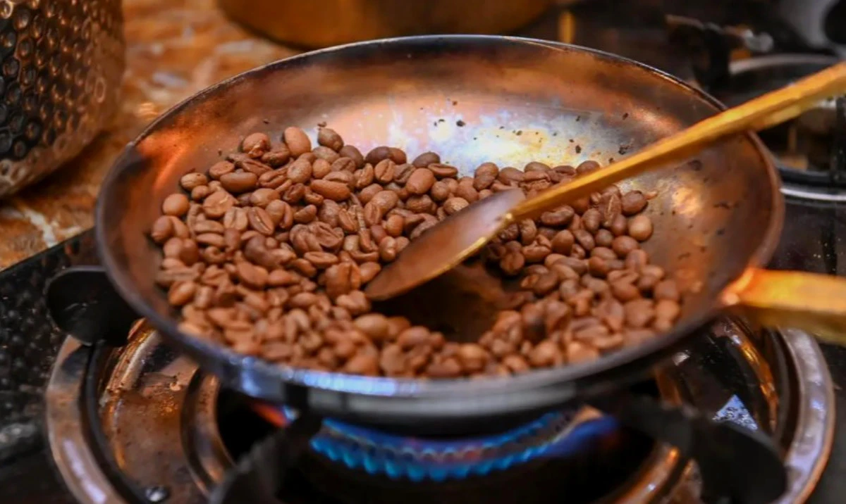 Shabbah is the custom of preparing and drinking coffee while listening to poetry and storytelling. (SPA)