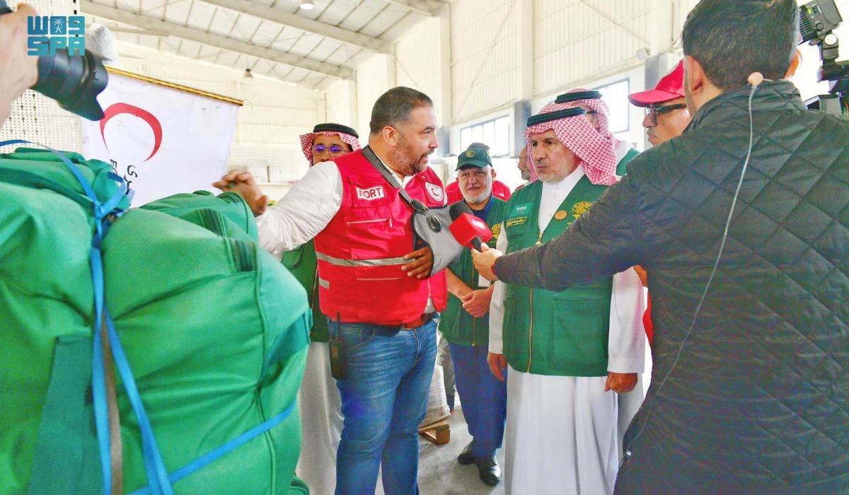 Dr. Abdullah Al-Rabeeah visits the logistics center of the Egyptian Red Crescent in the city of El Arish. (SPA)