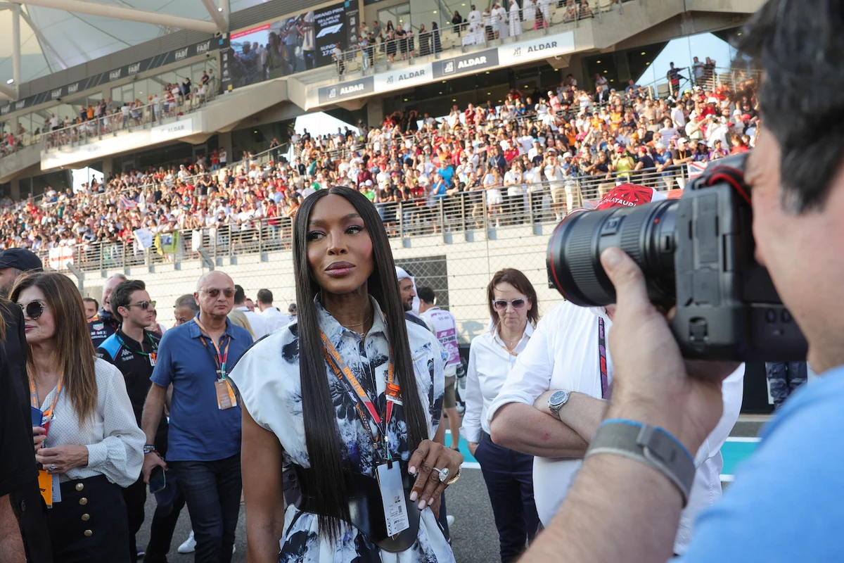 Campbell donned an oversized white printed dress, cinched at the waist with a corset-style belt. (AFP)