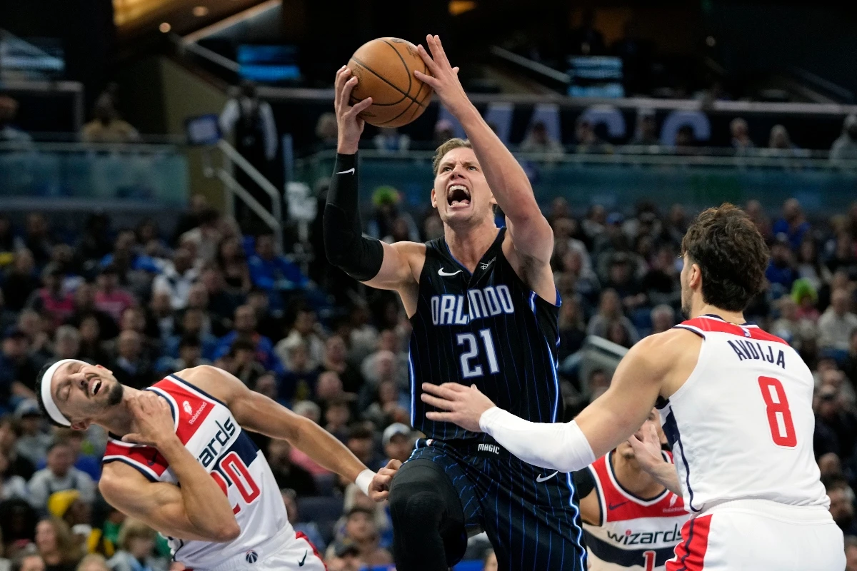 Orlando Magic center Moritz Wagner drives between Washington Wizards guard Landry Shamet, left, and forward Deni Avdija for a shot during the first half of an NBA basketball game Wednesday in Orlando, Fla. (AP)