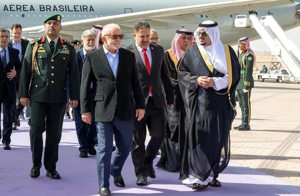 Deputy Governor of Riyadh Region Prince Mohammed bin Abdulrahman bin Abdulaziz welcomes Brazilian President Luiz Inacio Lula da Silva, Riyadh, Saudi Arabia, Nov. 28, 2023. (AFP)