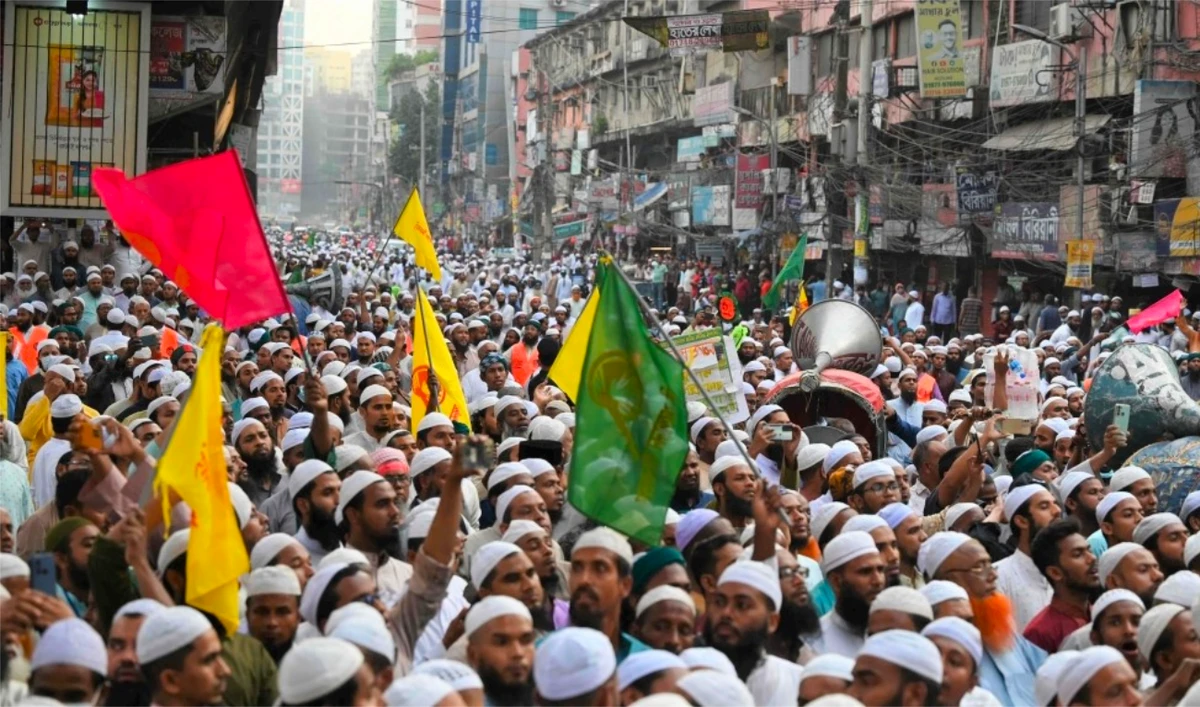 Islami Andolan Bangladesh party activists, on Nov. 15, march toward the election commission in Dhaka to protest the announcement of the general election date. (AFP)