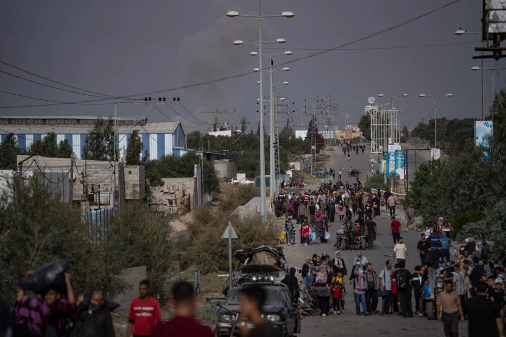 Palestinians flee to the southern Gaza Strip on Salah al-Din Street in Bureij, Gaza Strip, Saturday, Nov. 11, 2023. (AP)